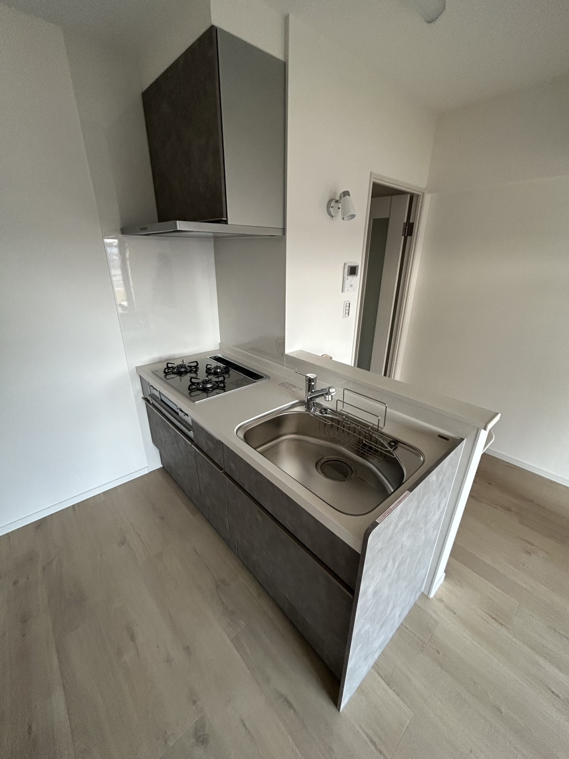 キッチン　３口コンロ・対面仕様！