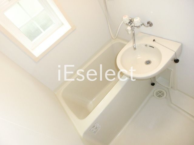 バス・シャワールーム　浴室には窓も付いてます