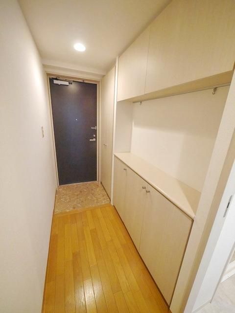 玄関　同物件別部屋写真