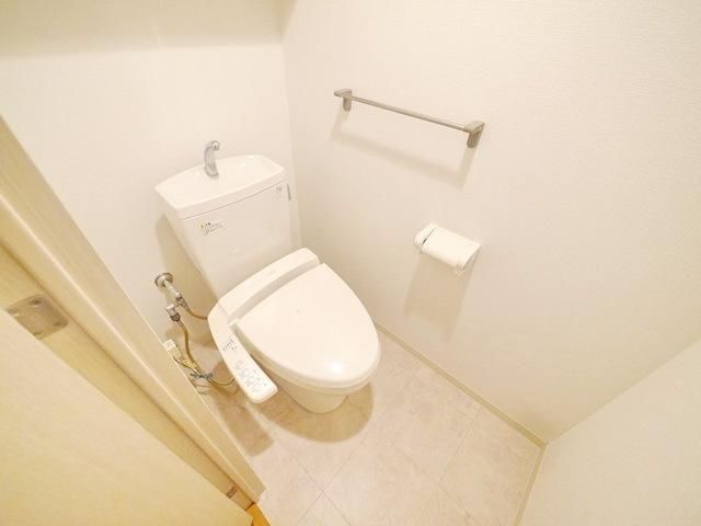 トイレ　同物件別部屋写真