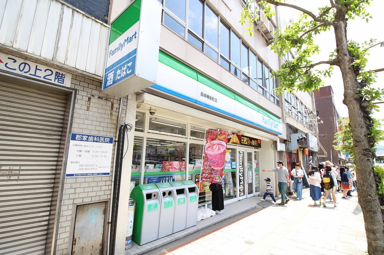 コンビニ　ファミリーマート（コンビニ）まで120m