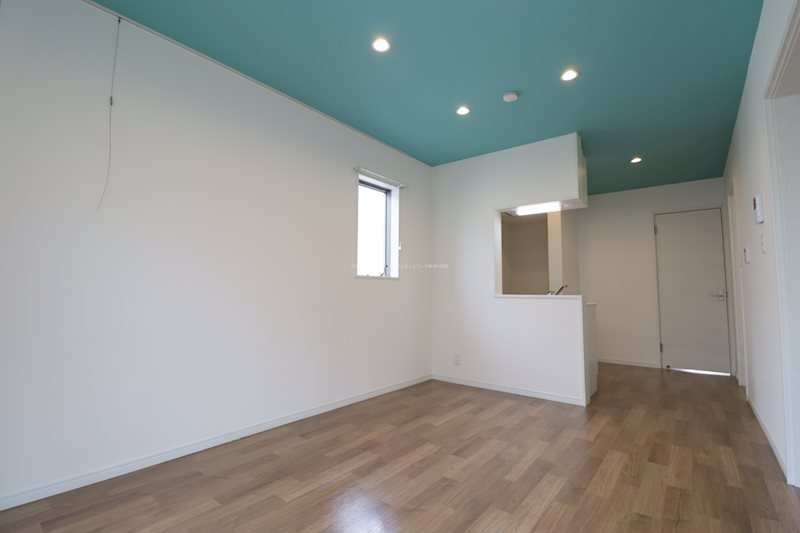 居室・リビング　ダウンライトがお洒落な内装