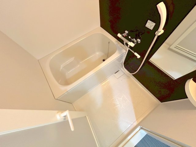 バス・シャワールーム　広めのお風呂は一日の疲れを癒してくれます。