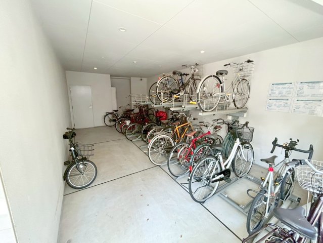 駐車場　敷地内にある駐輪場。雨の日にはうれしい屋根つきです。