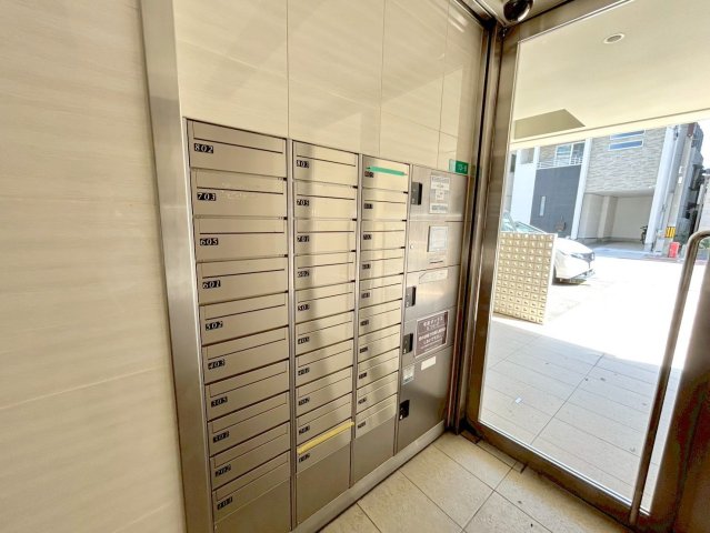 ロビー　ロビーにある各部屋毎のメールボックス。