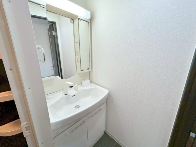 洗面設備　人気の独立洗面所にはうれしいシャンプードレッサーが付いてます