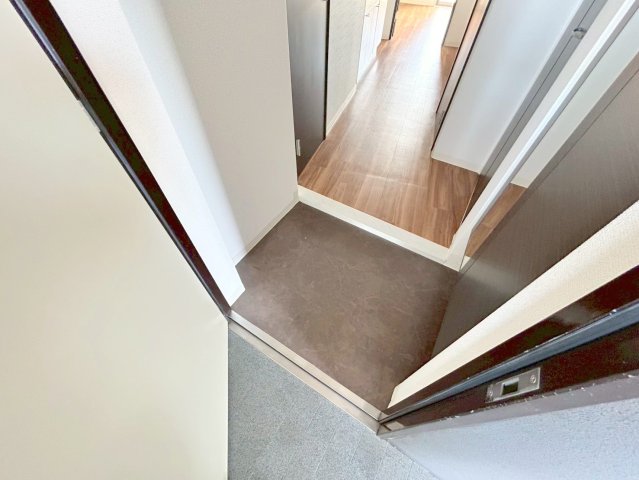 玄関　玄関に入るとお部屋まで一直線、明るい光が差し込みます。