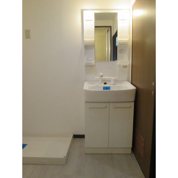 洗面設備　シャワー付洗面化粧台