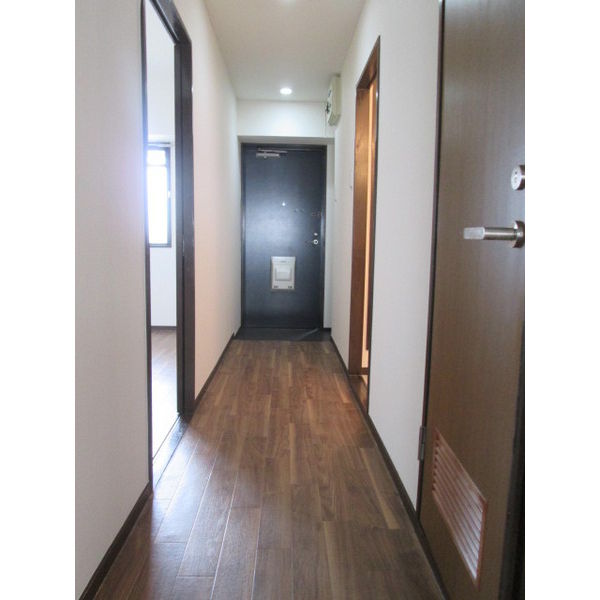 玄関　廊下から玄関に向けて撮影