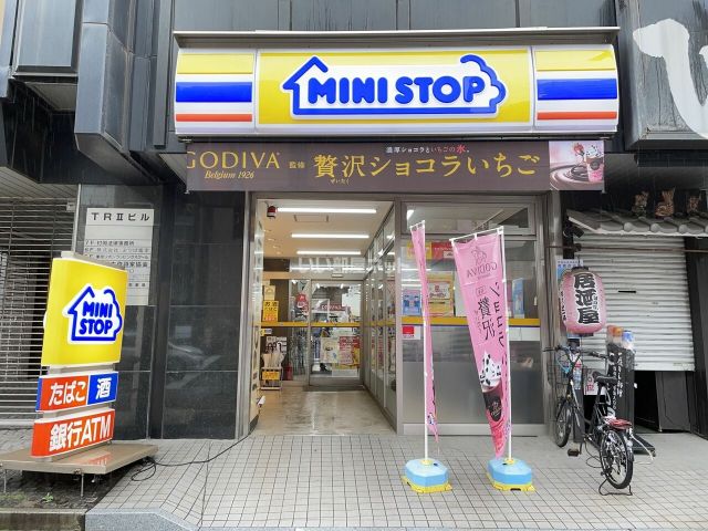 コンビニ　ミニストップ四谷3丁目店（コンビニ）まで222m