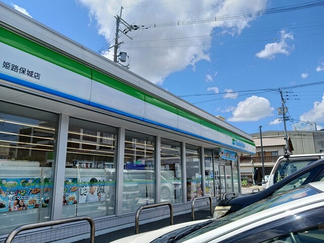 コンビニ　ファミリーマート（コンビニ）まで550m