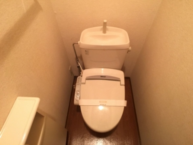 トイレ　温水洗浄暖房便座です。