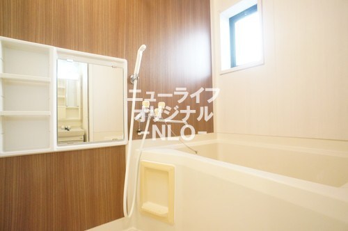 バス・シャワールーム　換気に便利な小窓付きの明るい浴室です。