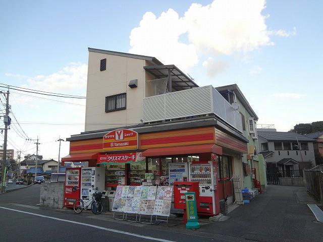 コンビニ　デイリーヤマザキ／小倉高尾店（コンビニ）まで550m
