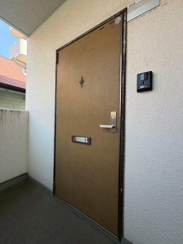 玄関　角部屋で風通しもバッチリのお部屋です。