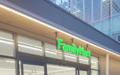 コンビニ　ファミリーマート（コンビニ）まで143m