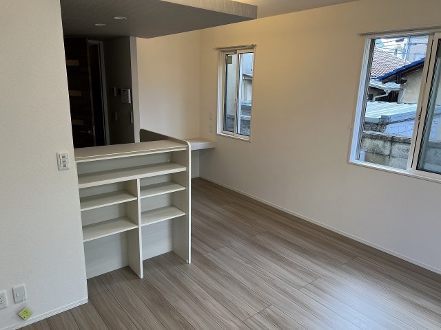 居室・リビング　２面採光の明るいお部屋です。
