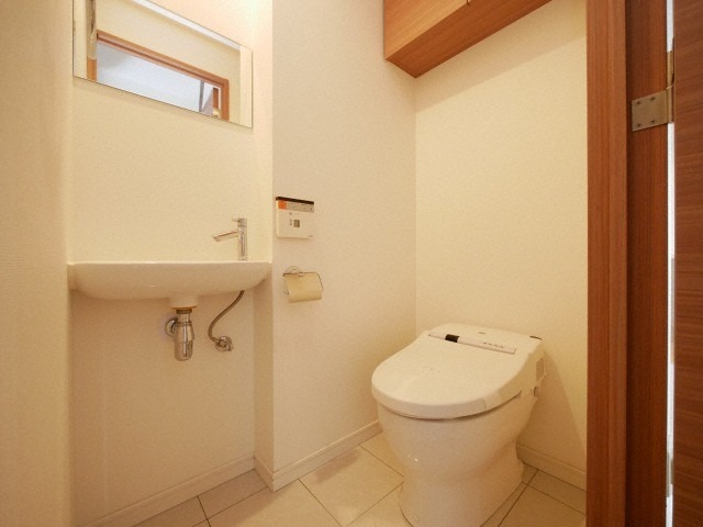 トイレ　ウォシュレット機能がついたトイレです。安心して使用できます。