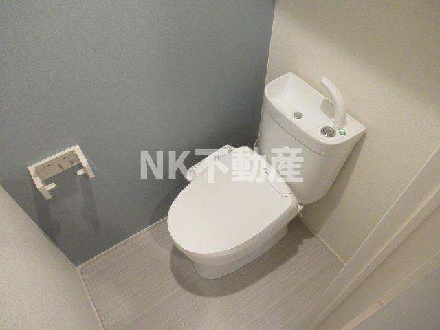 トイレ　落ち着いた色調のトイレです