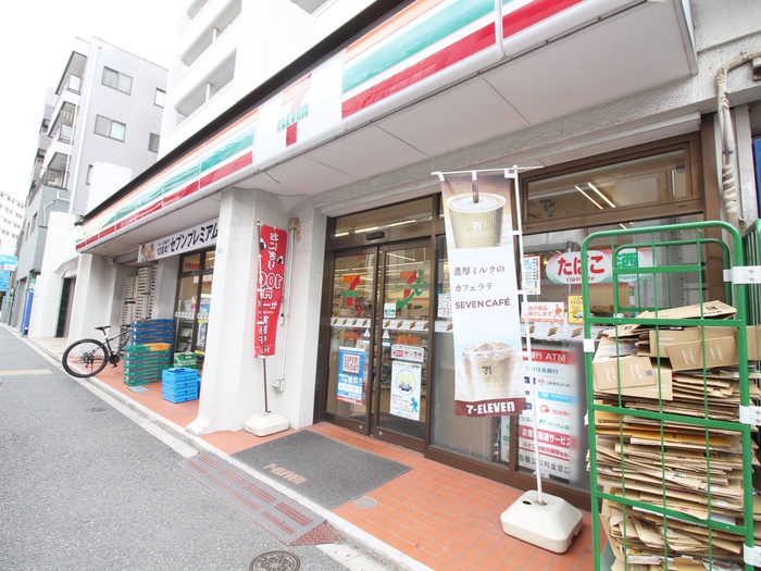 コンビニ　セブンイレブン（コンビニ）まで151m