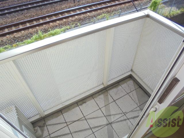 バルコニー　南向きのベランダにはたくさんお洗濯が干せそうですね。