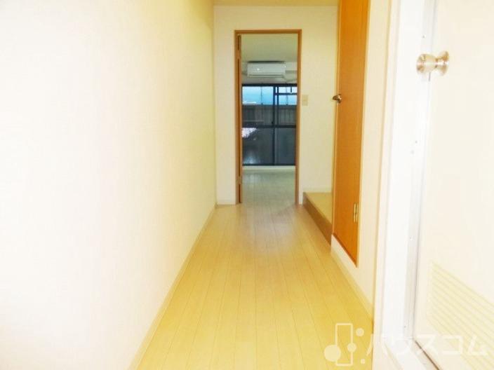 玄関　玄関からお部屋の中までの光景です。