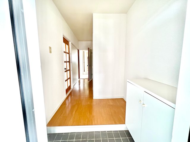 玄関　※別部屋参考写真