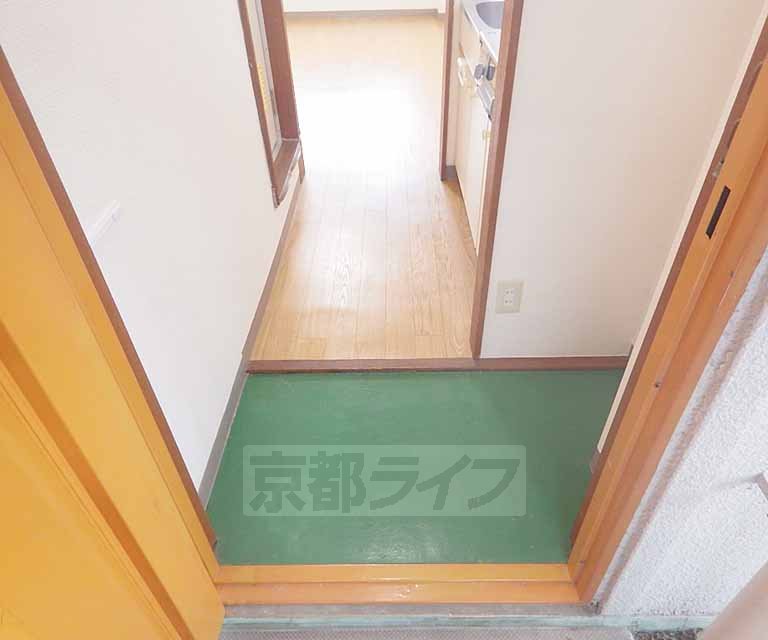 【京都市北区衣笠東開キ町のマンションの玄関】