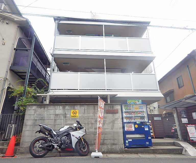 【京都市北区衣笠東開キ町のマンションのロビー】