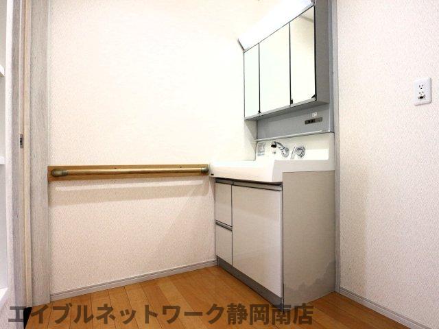 洗面設備　ゆったりとスペースのある洗面所