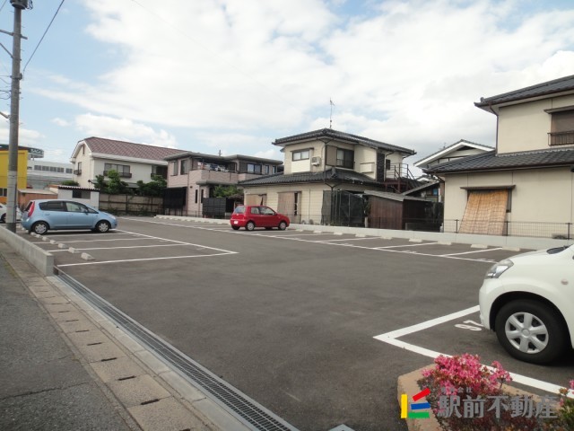 【レオネクストＣＨＩＦＵＴＡＫＡの駐車場】