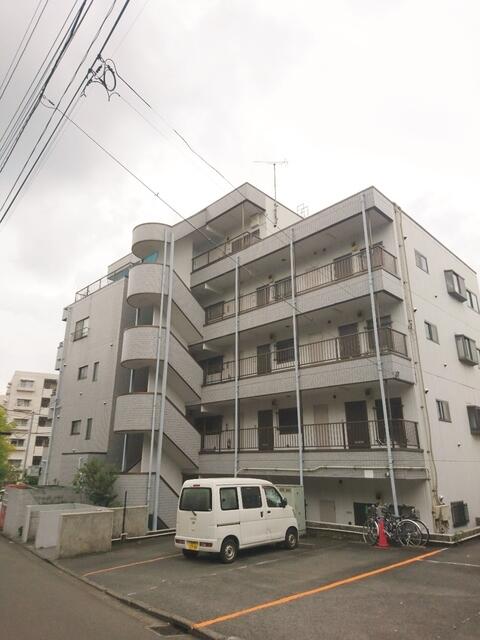 横浜市神奈川区西寺尾のマンションの建物外観
