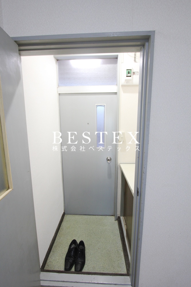 玄関　※同建物内・別タイプの参考写真です。