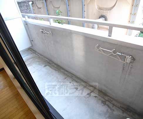 【京都市東山区本町１８丁目のマンションのバルコニー】