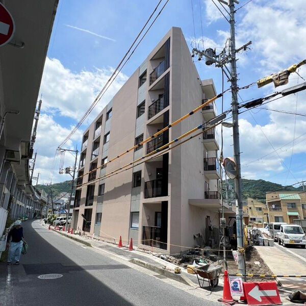 【大津市桜野町のマンションのエントランス】