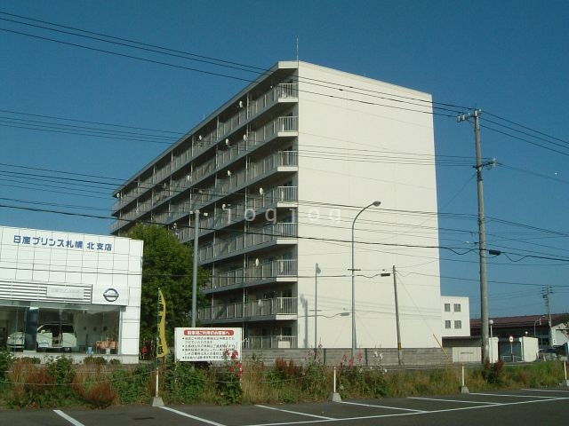 札幌市東区北二十七条東のマンションの建物外観