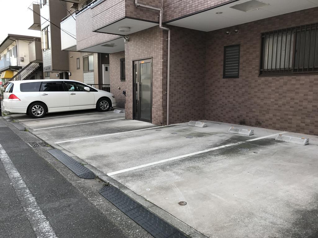 【横浜市鶴見区栄町通のマンションの駐車場】