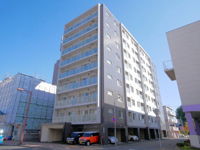 札幌市西区八軒一条東のマンションの建物外観