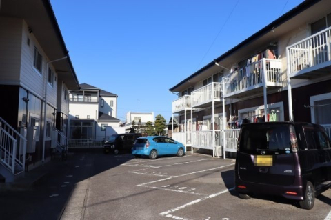 【西尾市徳次町のアパートの駐車場】