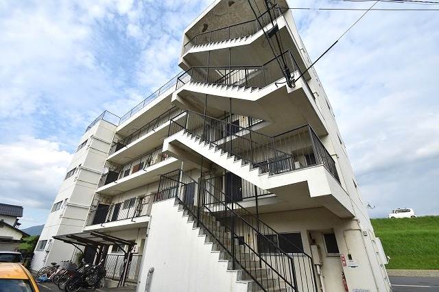 広島市安佐南区川内のマンションの建物外観