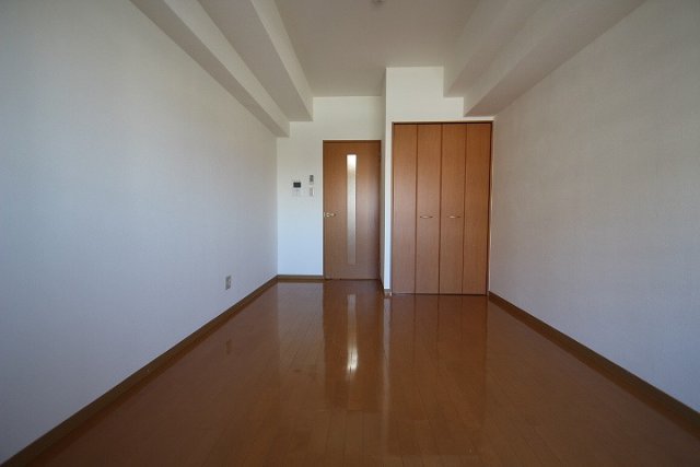 居室・リビング　同物件、別号室のものです。