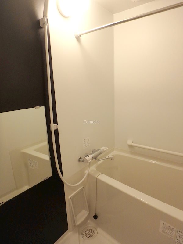 バス・シャワールーム　カラーパネルのバスルームです