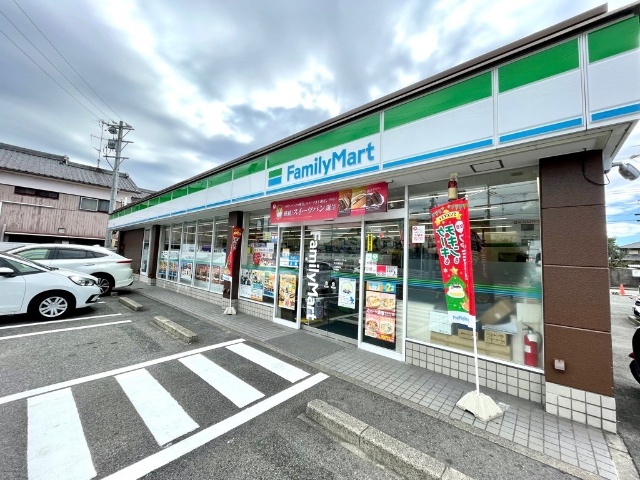 コンビニ　ファミリーマート緑黒沢台一丁目店（コンビニ）まで450m