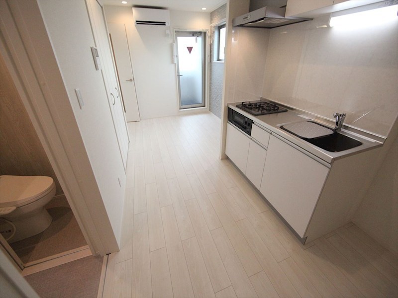 居室・リビング　ＬＤＫ8.4帖　エアコン完備　バルコニー