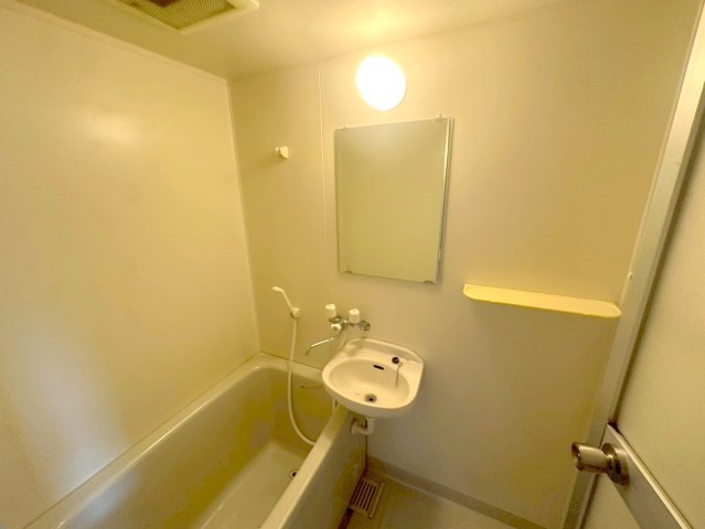 洗面設備　洗面台はバスルーム内です。