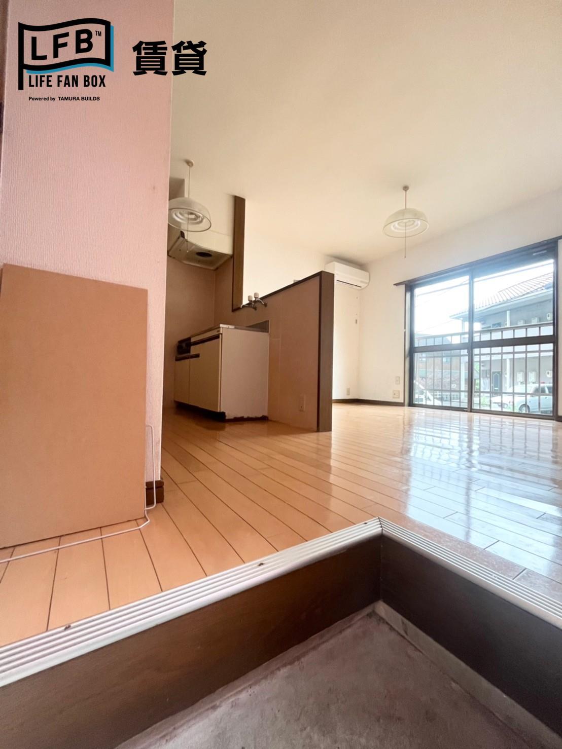 玄関　反転間取りのお写真です。