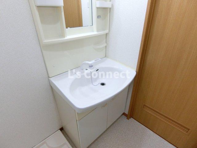 洗面設備　朝の支度もスムーズな独立洗面台。