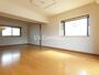 居室・リビング　１３．５帖のＬＤＫ。角部屋で２面に窓があります。