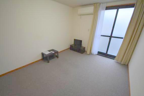 居室・リビング　白を基調とした内装でおしゃれで、落ち着ける空間です。