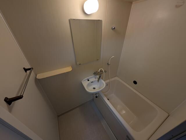 バス・シャワールーム　コンパクトで使いやすいお風呂です